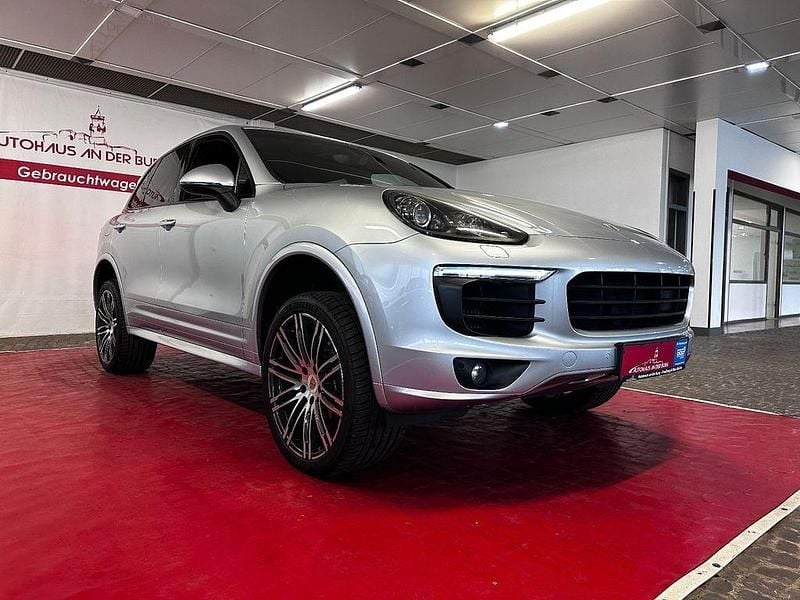 Grau Gebraucht 2018 Porsche Cayenne Platinum Edition SUV | 35.999 € (Guter Preis) - Bild 1/4
