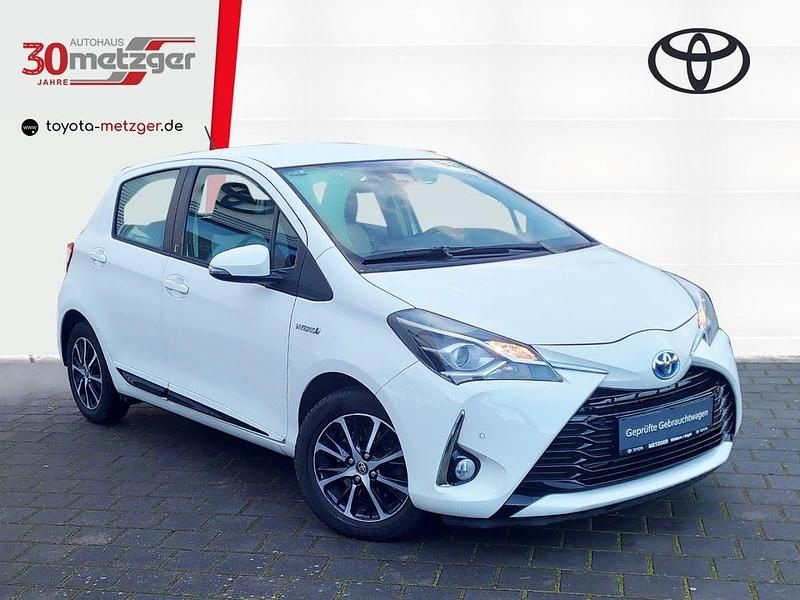 Weiß Gebraucht 2018 Toyota Yaris Hybrid Team Limousine | 15.450 € (Fairer Preis) - Bild 1/4