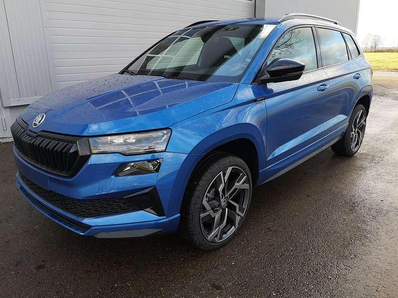 Raceblau metallic Neu 2025 Skoda Karoq SportLine SUV | 43.090 € (Etwas zu teuer) - Bild 1/4