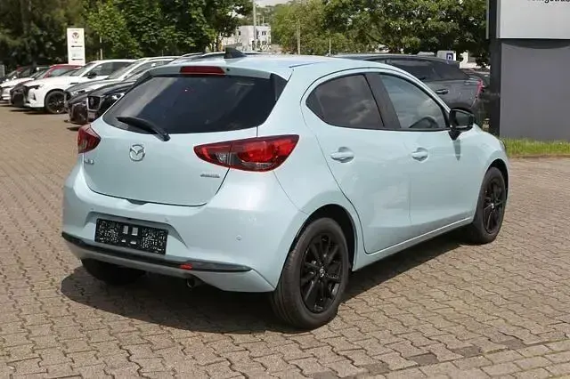 Neu Mazda 2 Homura-Line 90 PS (66 kW) 2025 Blau Limousine