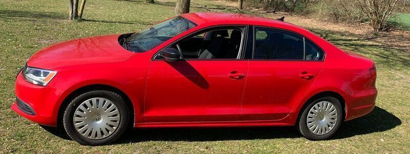Rot Gebraucht 2013 VW Jetta Highline Limousine | 7.100 € - Bild 1/4