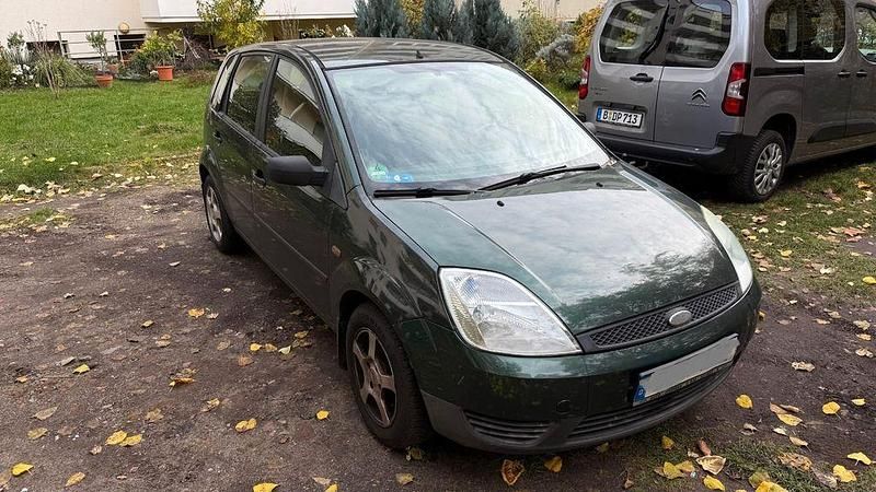Grün Gebraucht 2003 Ford Fiesta Limousine | 2.000 € (Fairer Preis) - Bild 1/4