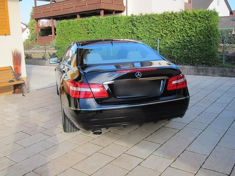 Gebraucht Mercedes E250 204 PS (150 kW) 2010 Schwarz Coupé