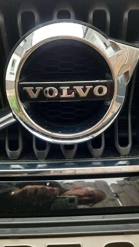 Schwarz Gebraucht 2019 Volvo XC40 Momentum SUV | 26.500 € (Fairer Preis) - Bild 1/4