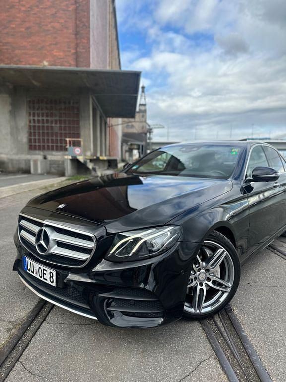 Schwarz Gebraucht 2017 Mercedes E220 AMG line Limousine | 22.999 € (Fairer Preis) - Bild 1/4