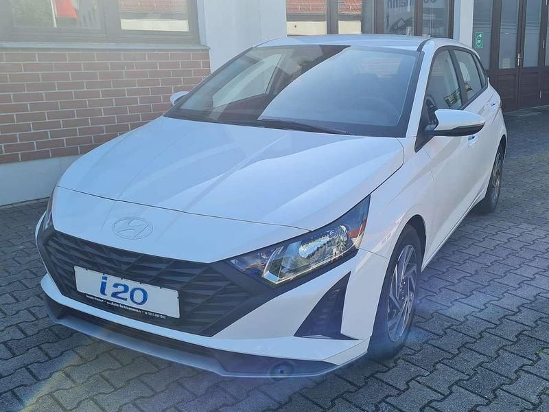 Atlas white Neu 2025 Hyundai i20 Comfort Limousine | 17.950 € (Fairer Preis) - Bild 1/4