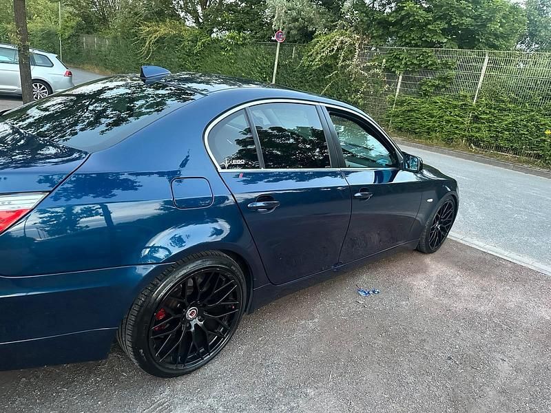 Gebraucht BMW 525 197 PS (144 kW) 2007 Blau Limousine