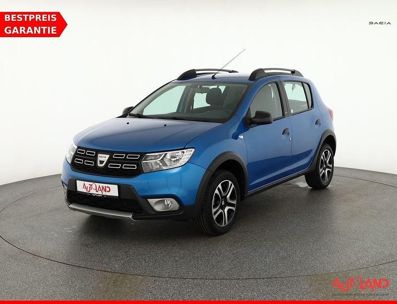 Blau Gebraucht 2018 Dacia Sandero Celebration SUV | 15.990 € - Bild 1/4