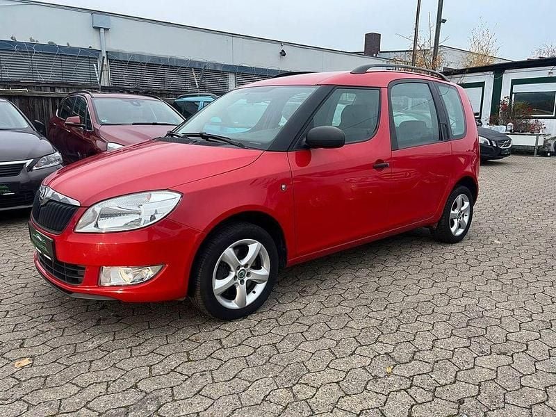 Rot Gebraucht 2013 Skoda Roomster Plus Edition Van / Kleinbus | 5.496 € (Guter Preis) - Bild 1/4