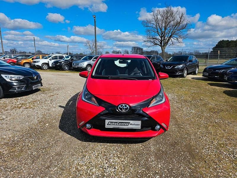 Gebraucht Toyota Aygo X-play 69 PS (50 kW) 2015 Rot Kleinwagen