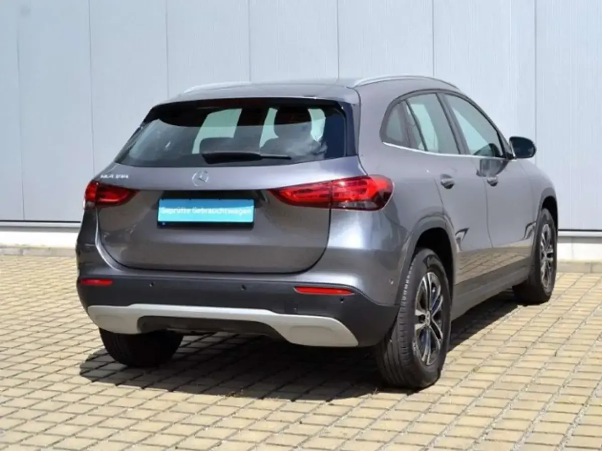 Gebraucht Mercedes GLA180 Style 136 PS (100 kW) 2023 Grau SUV