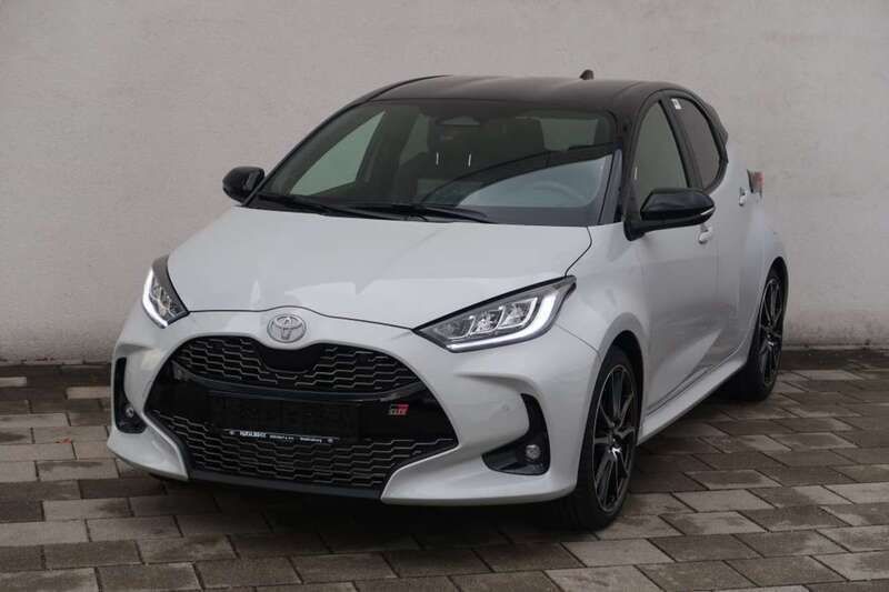 Storm grey/dach mysticschwarz Neu 2025 Toyota Yaris Hybrid Sport Kleinwagen | 34.600 € (Etwas zu teuer) - Bild 1/4