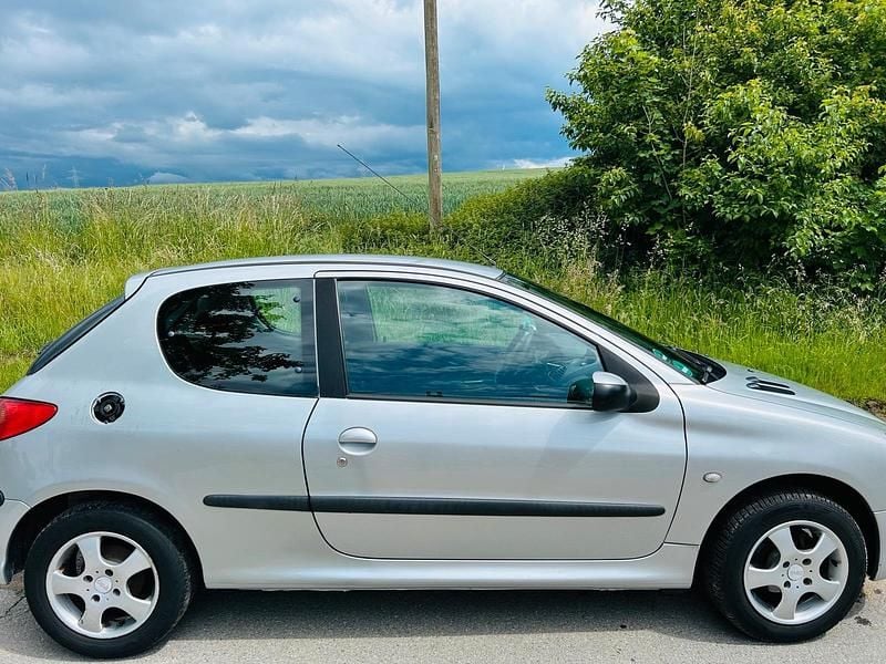 Silber Gebraucht 2004 Peugeot 206 Kleinwagen | 800 € (Fairer Preis) - Bild 1/4