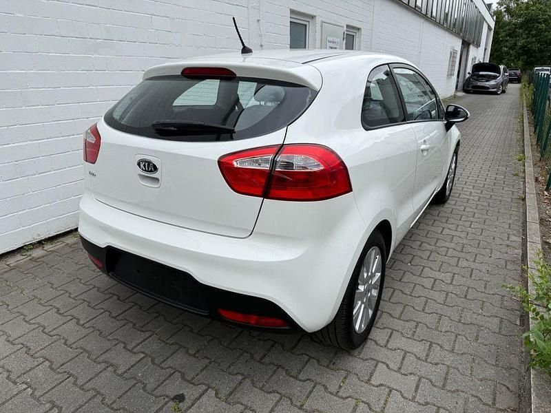 Gebraucht Kia Rio Edition 7 86 PS (63 kW) 2012 Weiß Kleinwagen