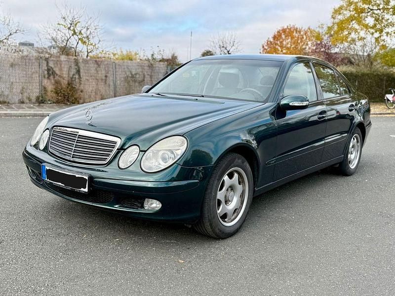 Grün Gebraucht 2002 Mercedes E220 Classic Limousine | 1.800 € (Guter Preis) - Bild 1/4