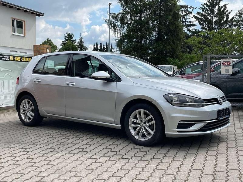 Gebraucht VW Golf VII 86 PS (63 kW) 2018 Reflexsilber metallic Limousine