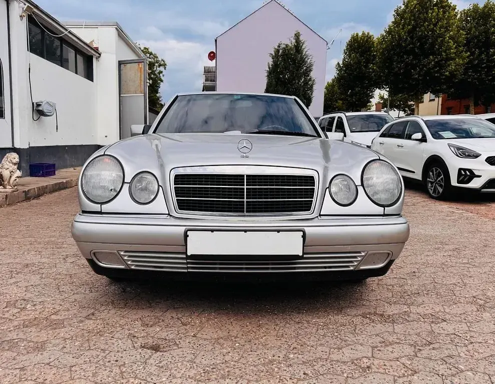 Gebraucht Mercedes 200 122 PS (89 kW) 1993 Grau Limousine