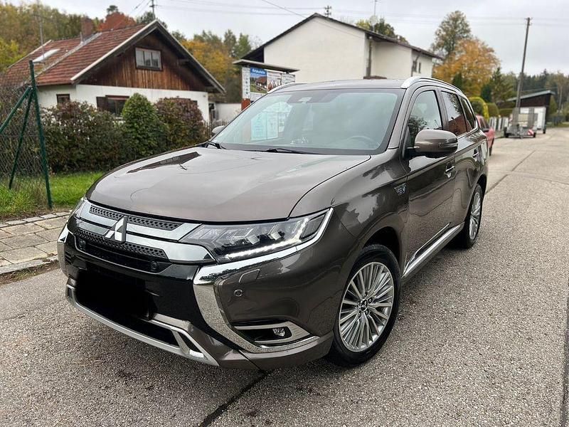 Braun Gebraucht 2020 Mitsubishi Outlander P-HEV Top SUV | 18.999 € (Superpreis) - Bild 1/4