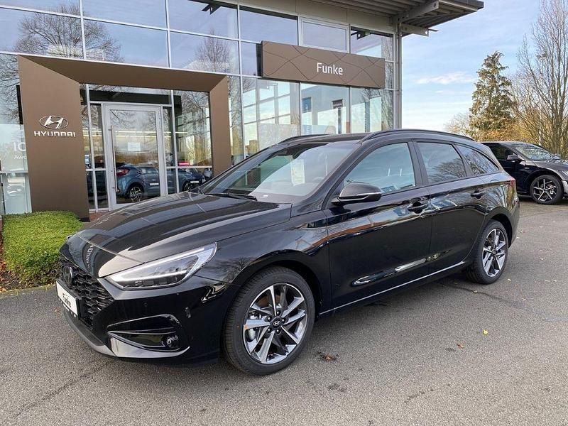 Schwarz Neu 2025 Hyundai i30 Advantage Kombi | 28.400 € (Teuer) - Bild 1/4