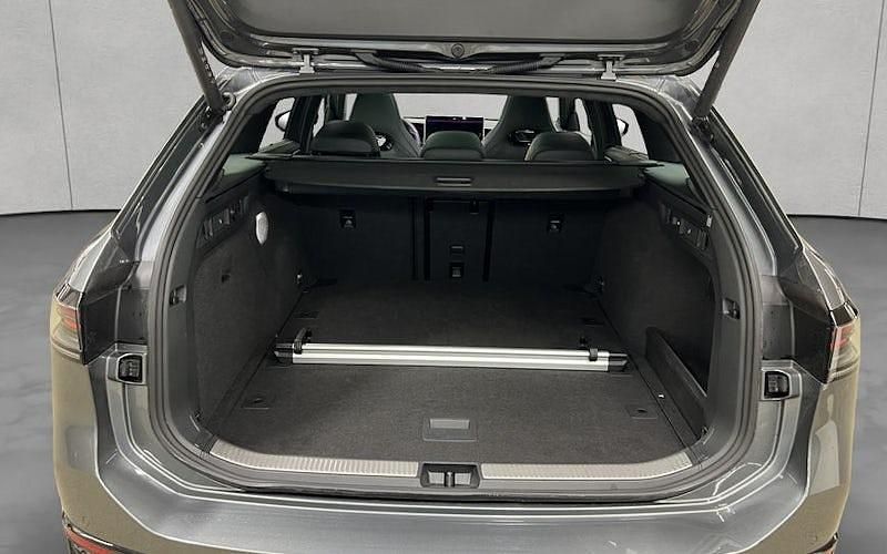 Gebraucht VW Passat R-line 193 PS (141 kW) 2024 Grau Kombi