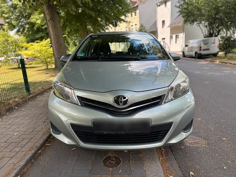 Grau Gebraucht 2012 Toyota Yaris Kleinwagen | 4.400 € (Fairer Preis) - Bild 1/4
