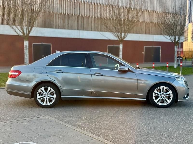 Gebraucht Mercedes E250 204 PS (150 kW) 2009 Grau Limousine