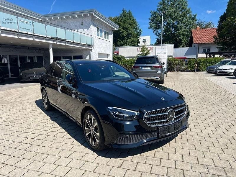 Schwarz Gebraucht 2022 Mercedes E300 Night Limousine | 29.900 € (Guter Preis) - Bild 1/4