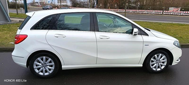 Gebraucht Mercedes 180 122 PS (89 kW) 2012 Weiß Limousine