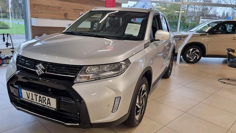 Silber Neu 2025 Suzuki Vitara Comfort+ SUV | 29.950 € (Teuer) - Bild 1/4