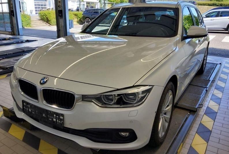 Weiß Gebraucht 2019 BMW 320 Limousine | 21.399 € (Superpreis) - Bild 1/4