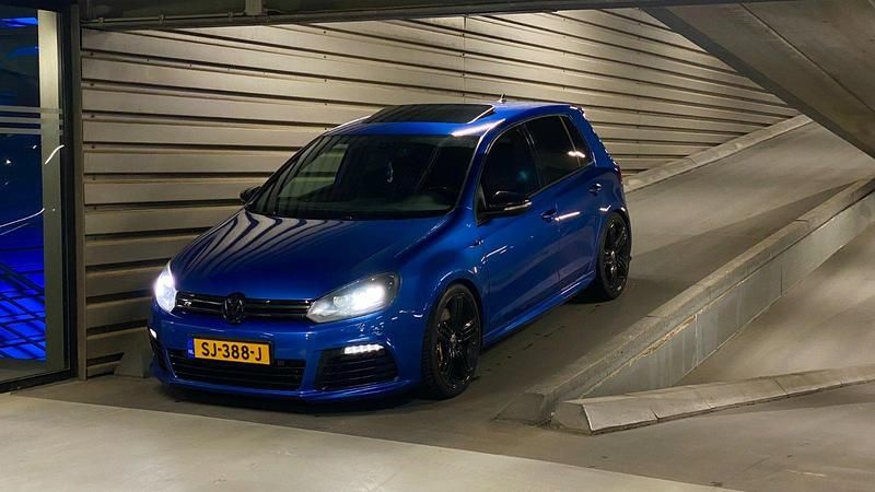 Blau Gebraucht 2010 VW Golf VI R Limousine | 15.495 € - Bild 1/4