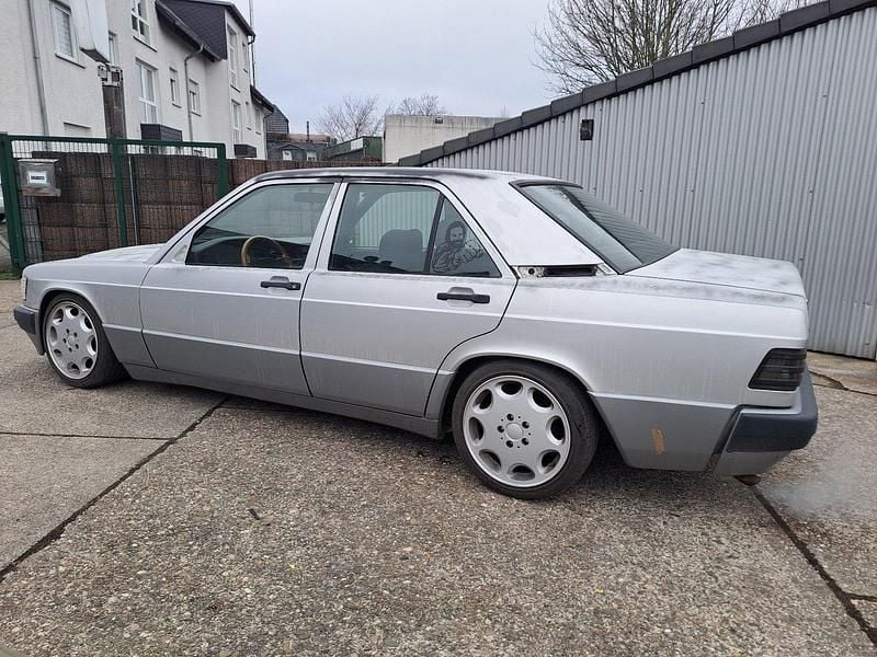Second-hand Mercedes 190 132 CP (97 kW) 1992 Argintiu Berlinǎ