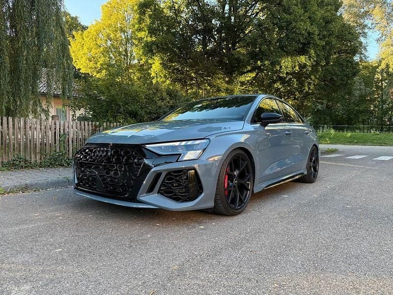 Blau Gebraucht 2022 Audi RS3 Ambiente Kleinwagen | 59.000 € (Etwas zu teuer) - Bild 1/4