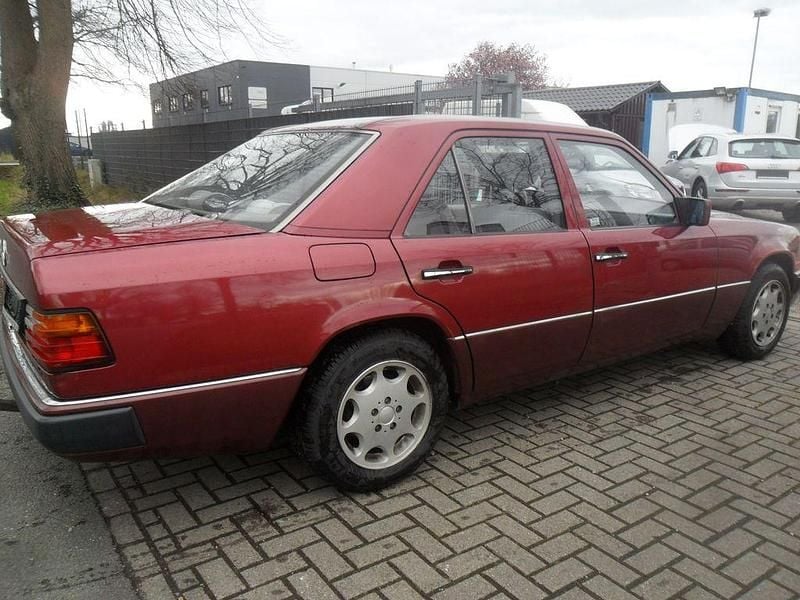 Gebraucht Mercedes E230 132 PS (97 kW) 1993 Rot Limousine
