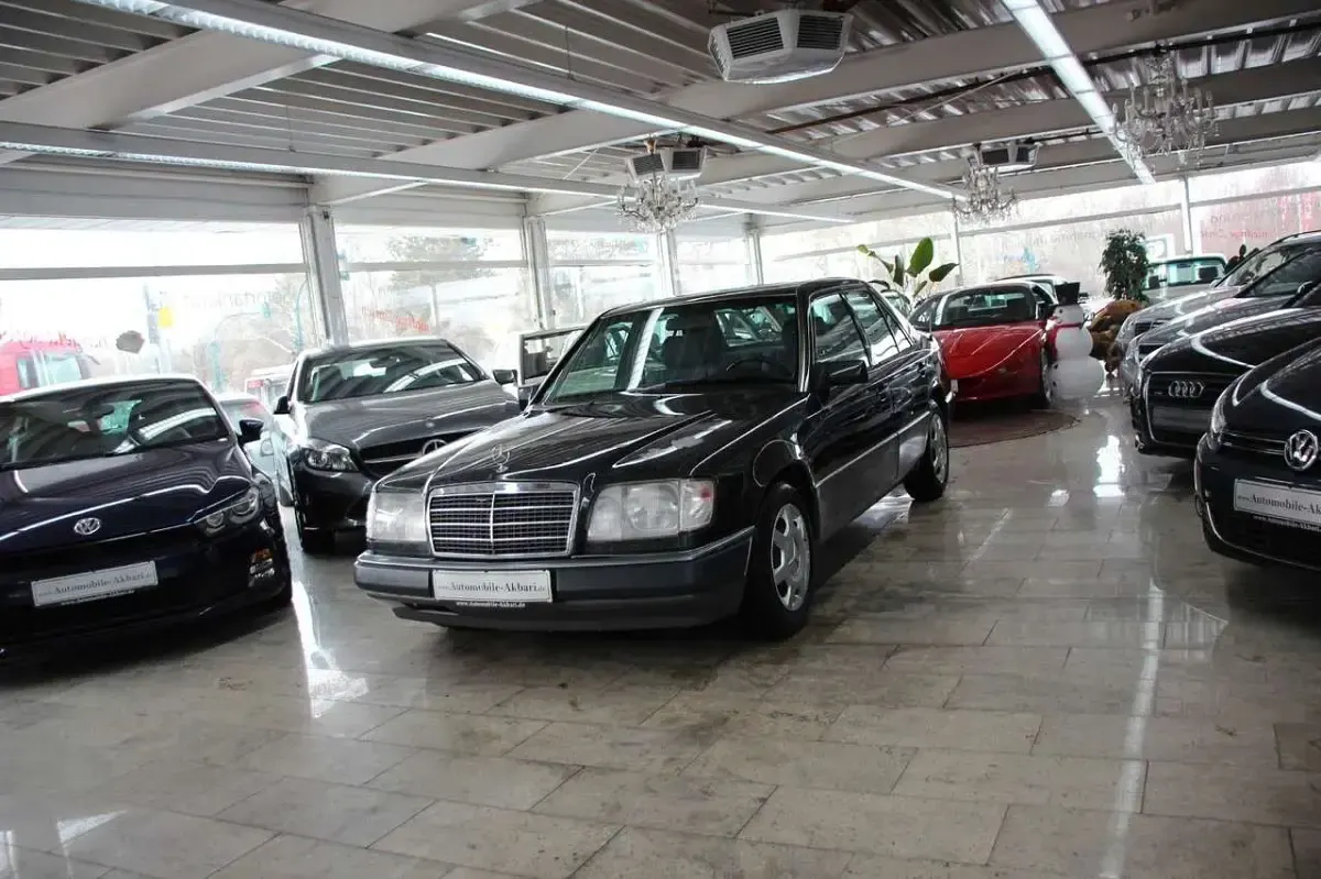 Gebraucht Mercedes E220 150 PS (110 kW) 1992 Schwarz Limousine