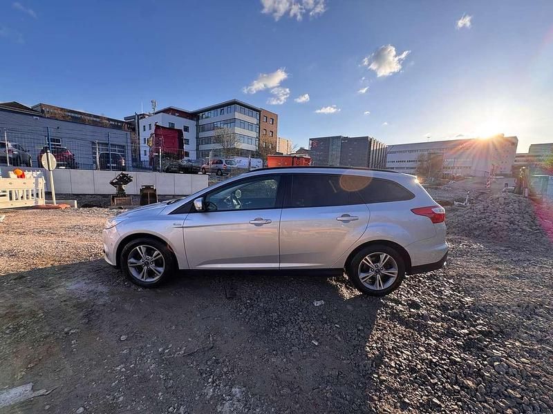 Używany Ford Focus SYNC Edition 125 KM (91 kW) 2014 Srebrny Kombi