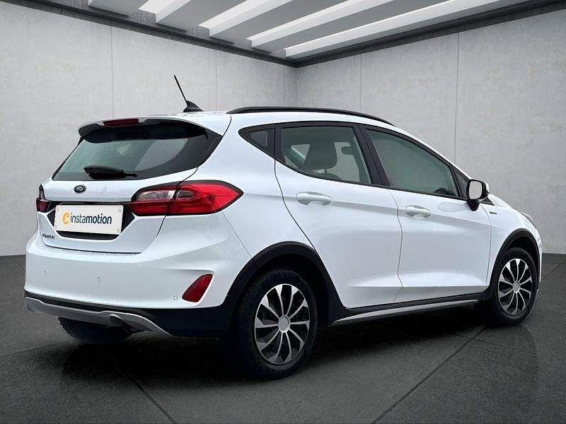 Gebraucht Ford Fiesta Trend 101 PS (74 kW) 2022 Weiß Kleinwagen