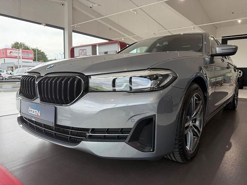Grau Gebraucht 2023 BMW 520 Limousine | 33.980 € (Fairer Preis) - Bild 1/3