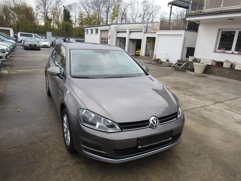 Grau Gebraucht 2015 VW Golf LOUNGE Limousine | 11.500 € (Fairer Preis) - Bild 1/4