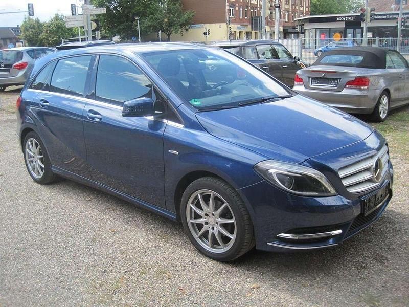 Blau Gebraucht 2012 Mercedes B180 Van / Kleinbus | 9.950 € (Guter Preis) - Bild 1/4