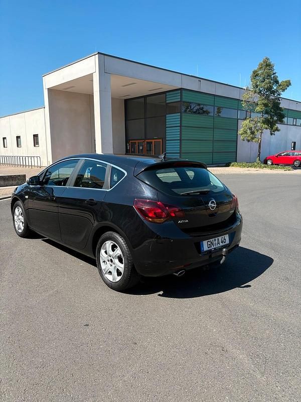 Używany Opel Astra Edition 140 KM (102 kW) 2010 Czarny Sedan/Limuzyna
