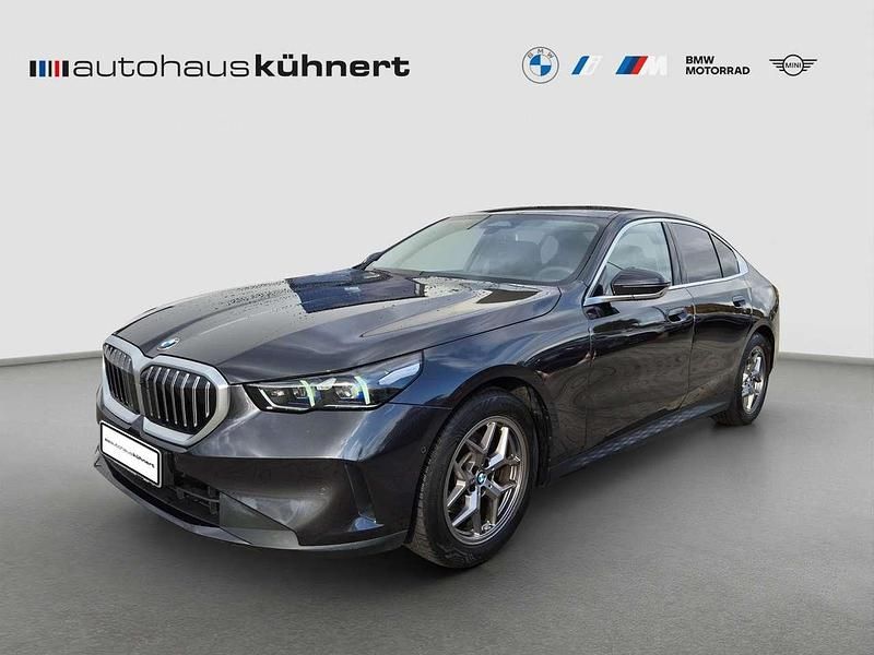 Sophistograu brillanteffekt me Gebraucht 2024 BMW 520 Sport Line Limousine | 41.855 € (Guter Preis) - Bild 1/4