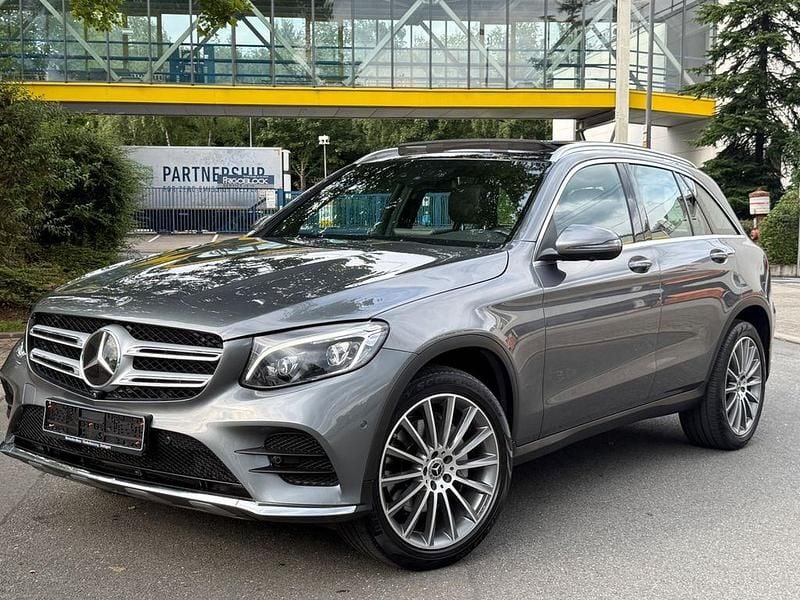 Grau Gebraucht 2017 Mercedes GLC250 AMG line SUV | 27.300 € (Guter Preis) - Bild 1/4