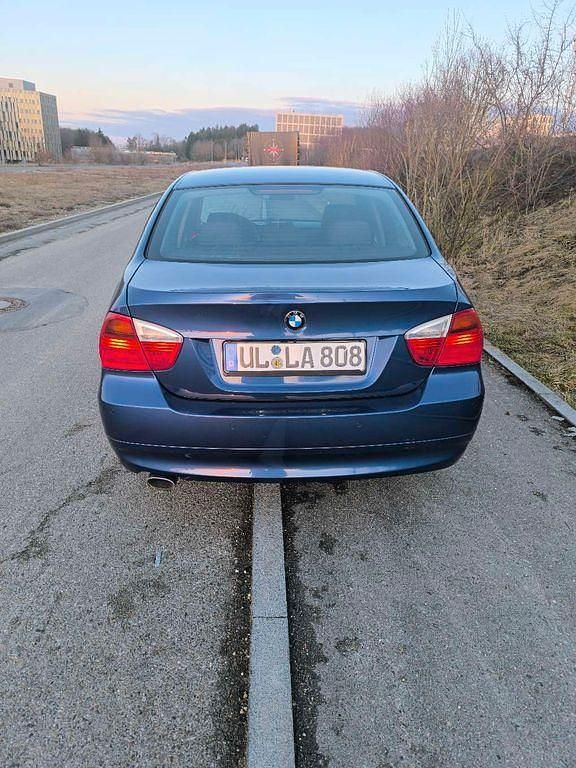Gebraucht BMW 318 143 PS (105 kW) 2007 Blau Limousine