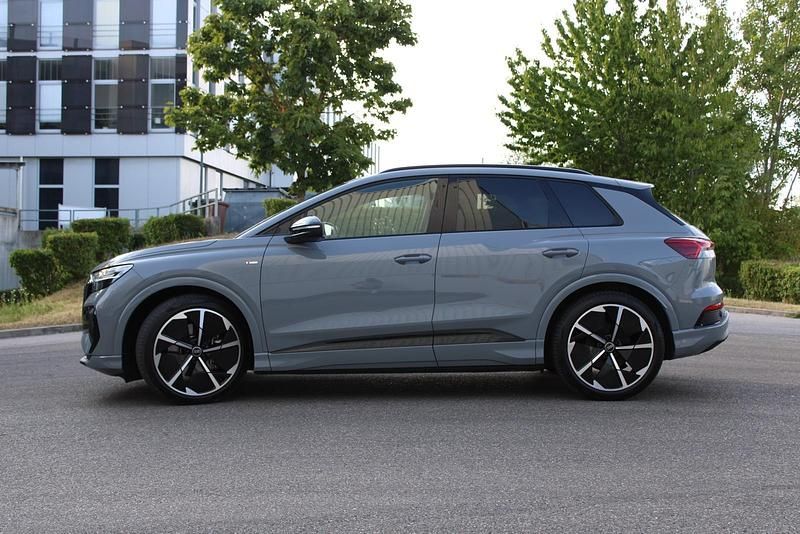 Grau Gebraucht 2023 Audi Q4 e-tron Ambiente SUV | 52.500 € - Bild 1/4