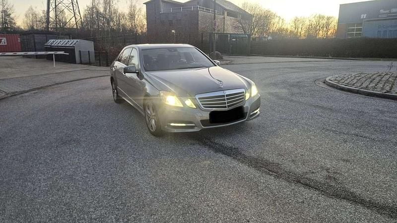 Gebraucht Mercedes E220 Avantgarde 170 PS (125 kW) 2013 Grau Limousine