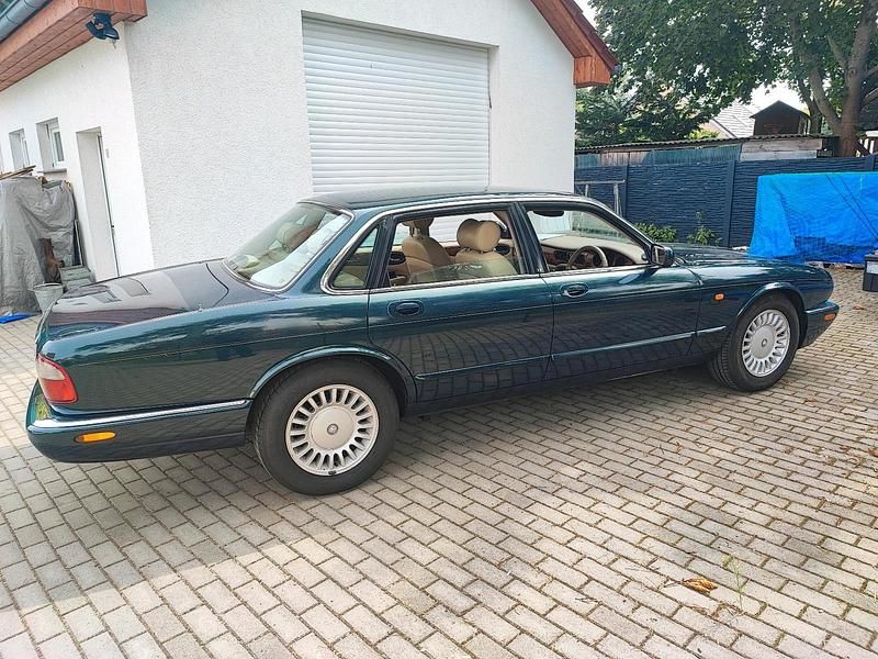 Grün Gebraucht 1998 Jaguar XJ8 Limousine | 1.800 € - Bild 1/4