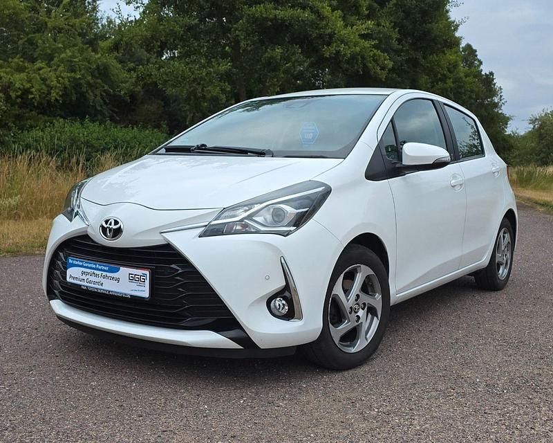 Weiß Gebraucht 2018 Toyota Yaris Team Kleinwagen | 9.990 € (Fairer Preis) - Bild 1/4