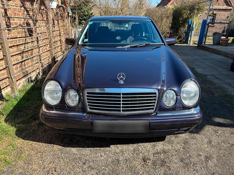 Gebraucht Mercedes E240 170 PS (125 kW) 1998 Violet Limousine