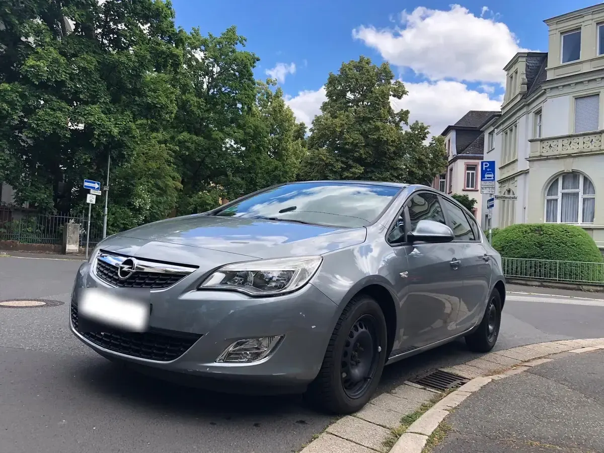Gebraucht Opel Astra 101 PS (74 kW) 2011 Grau Limousine